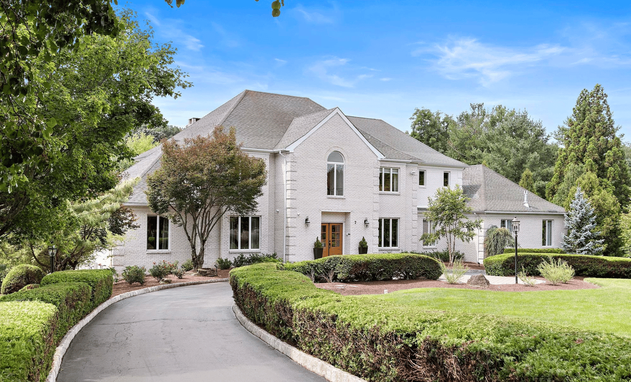 7 Twin Lakes Drive, Manalapan