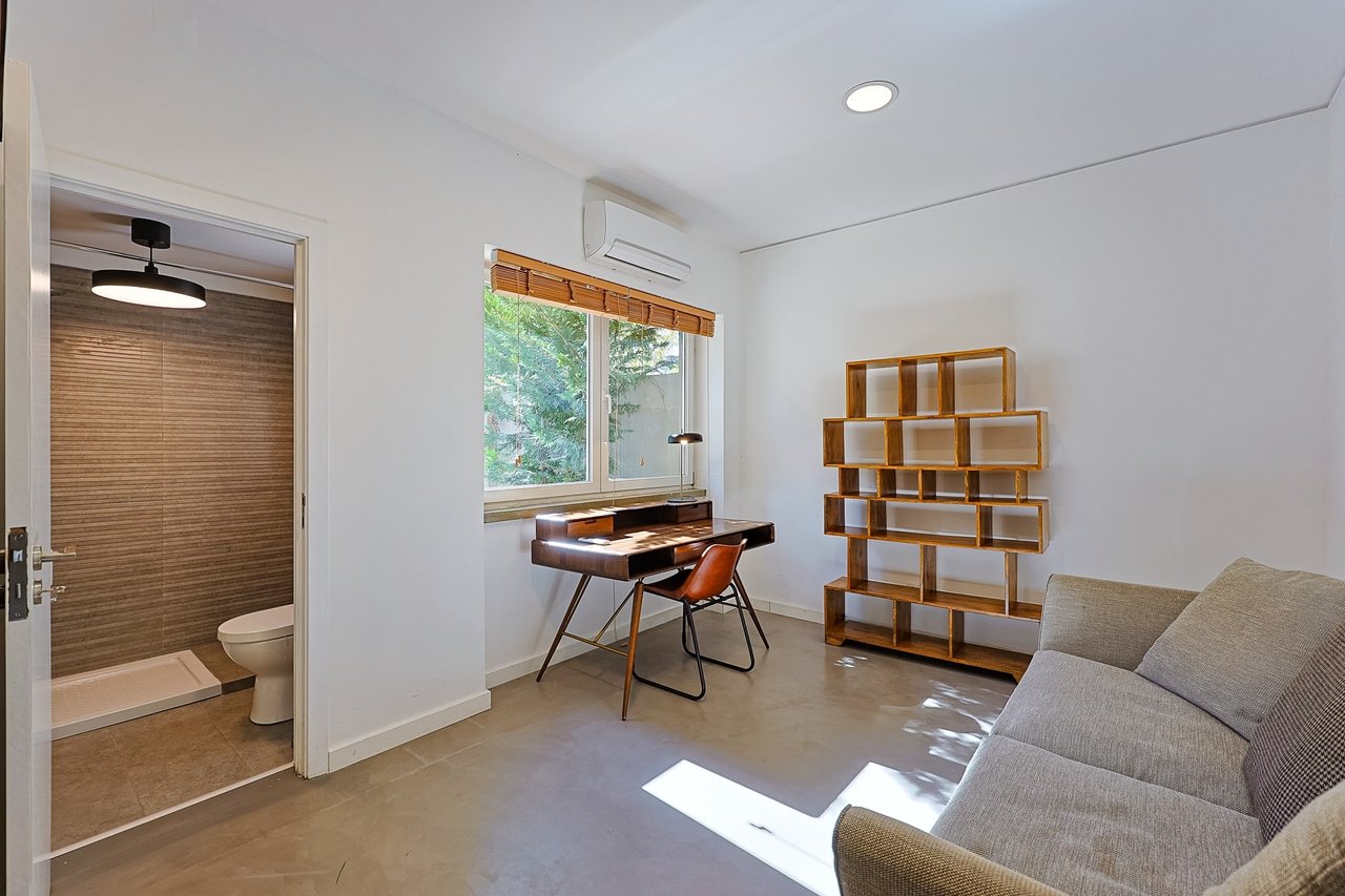 Stylish Renovated 5-Bedroom Villa with Pool in Monte Estoril’s Prestigious Avenida de Portugal