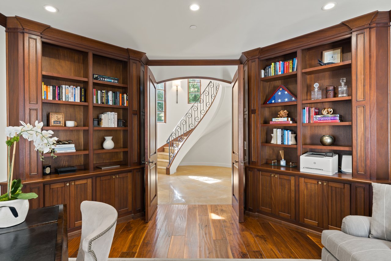 893 Laverne WAY