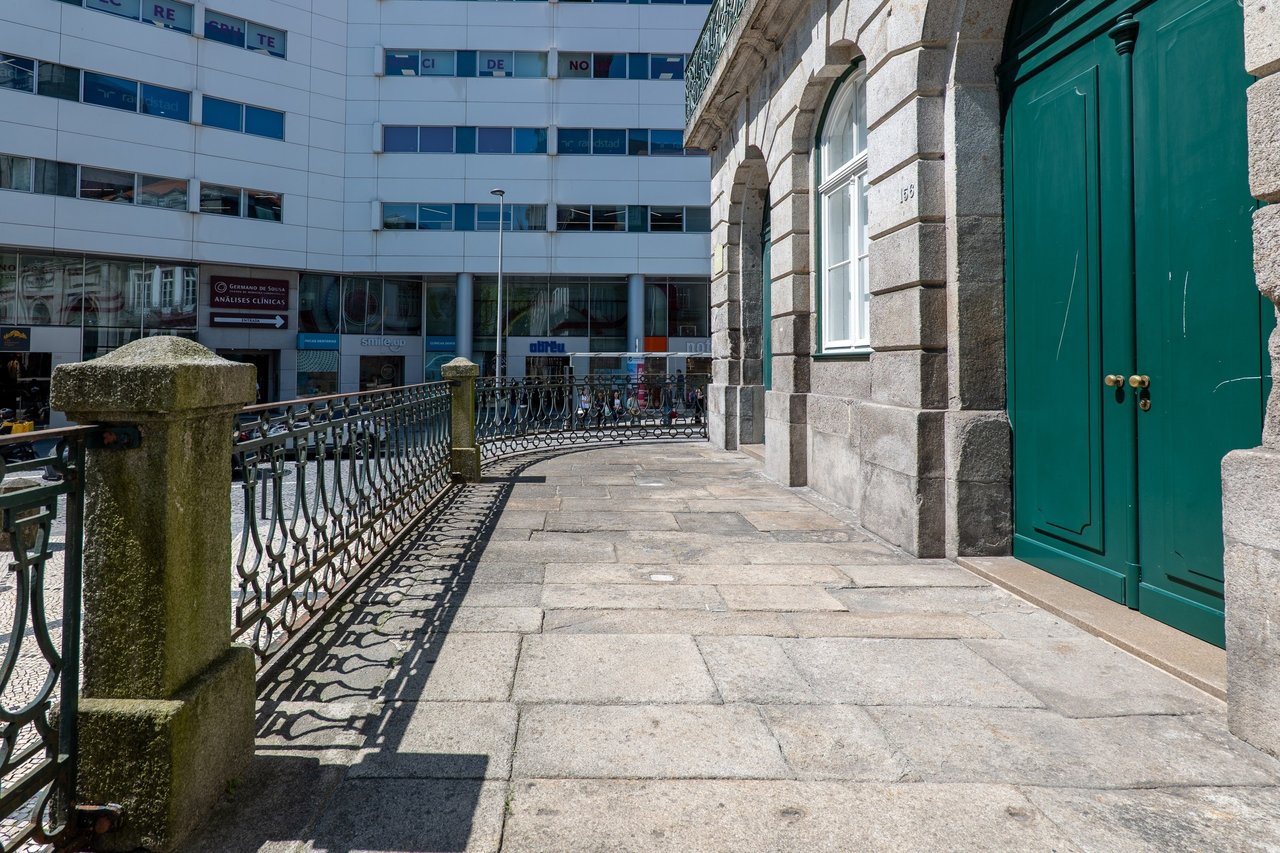 Charming Commercial Space  with Terrace Overlooking Jardim da Trindade– Porto City Center