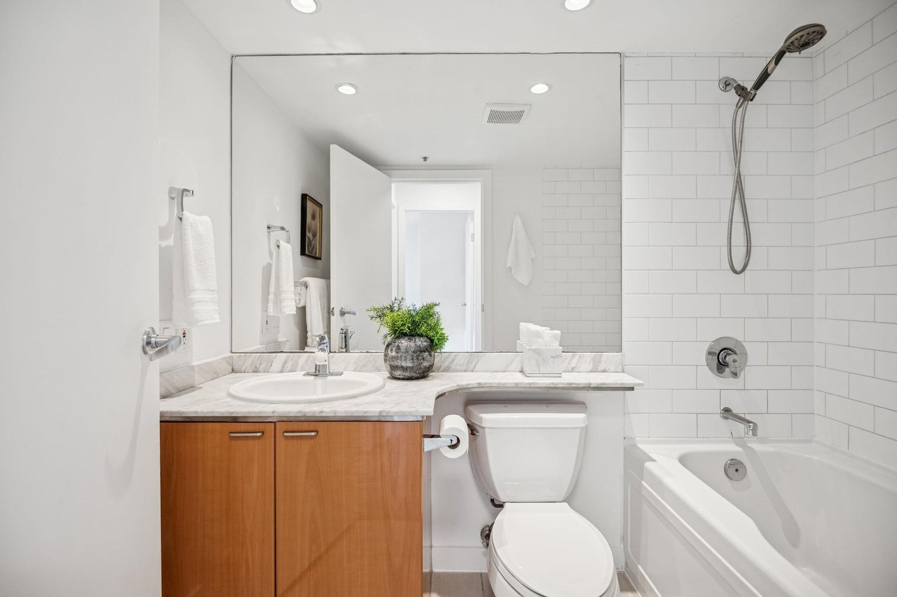 1200 W Georgia St, #706