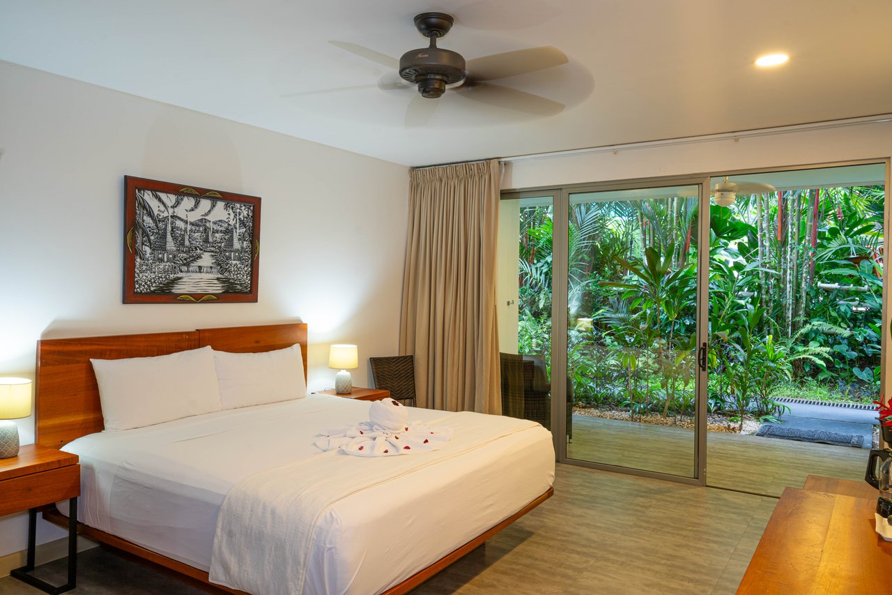 22 Unit Tropical Boutique Hotel steps from Manuel Antonio Park & Beach