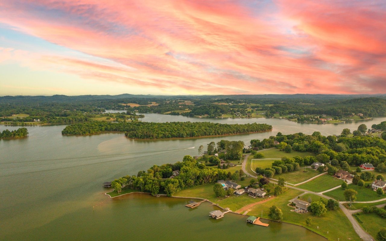 Wallace Luxury Spotlight | 4625 Scenic Point Drive Louisville, TN 37777