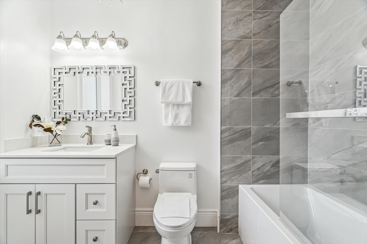 290 Bathurst St