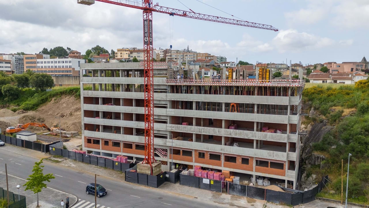 Modern 2-Bedroom Apartment with Balcony and Garage in Águas Santas, Greater Porto