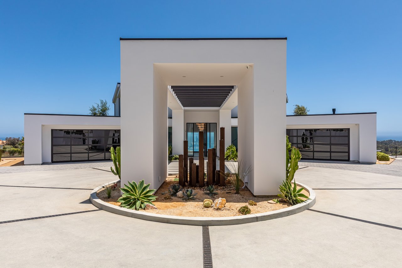 6156 Zumirez Dr