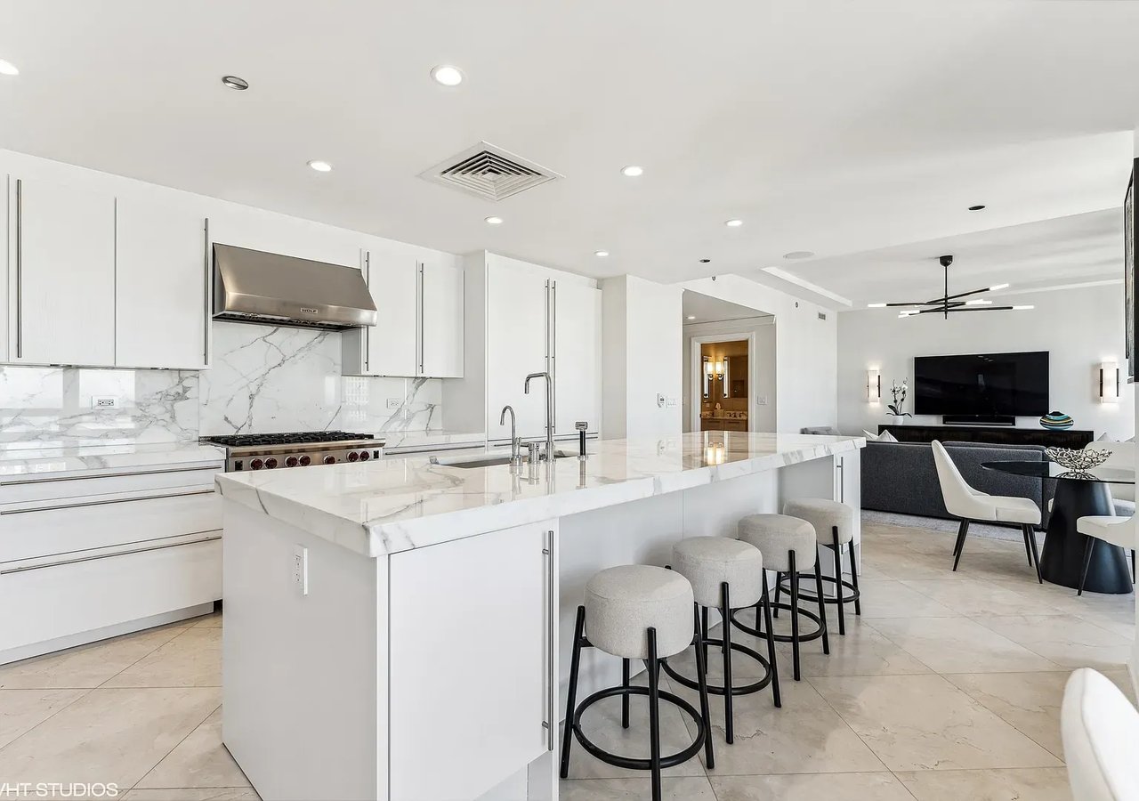 11 E Walton St APT 4202