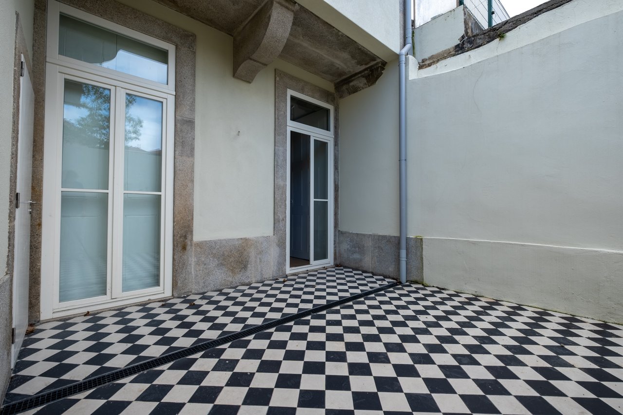 Spacious 2-Bedroom Apartment with Private Balcony in the Heart of Porto