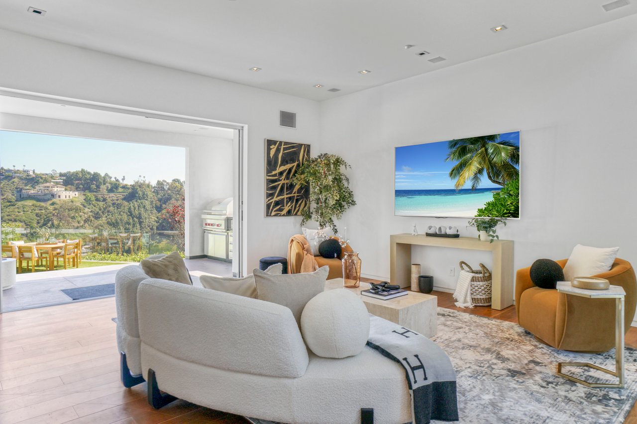 1116 Linda Flora Drive