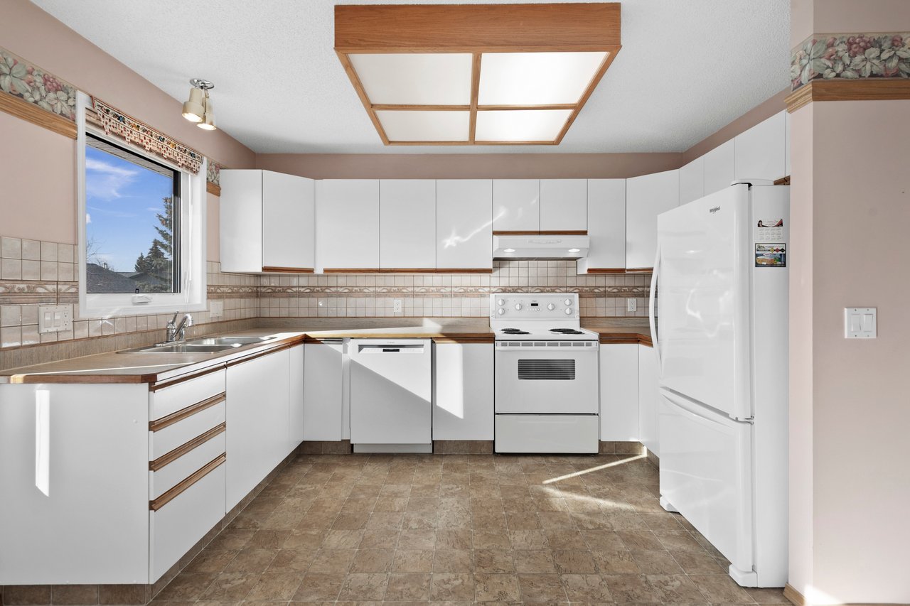 222 Arbour Cliff Close NW