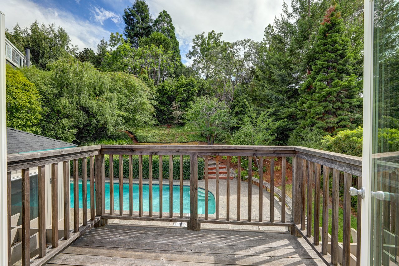 Private Reedlands Residence with a Pool 