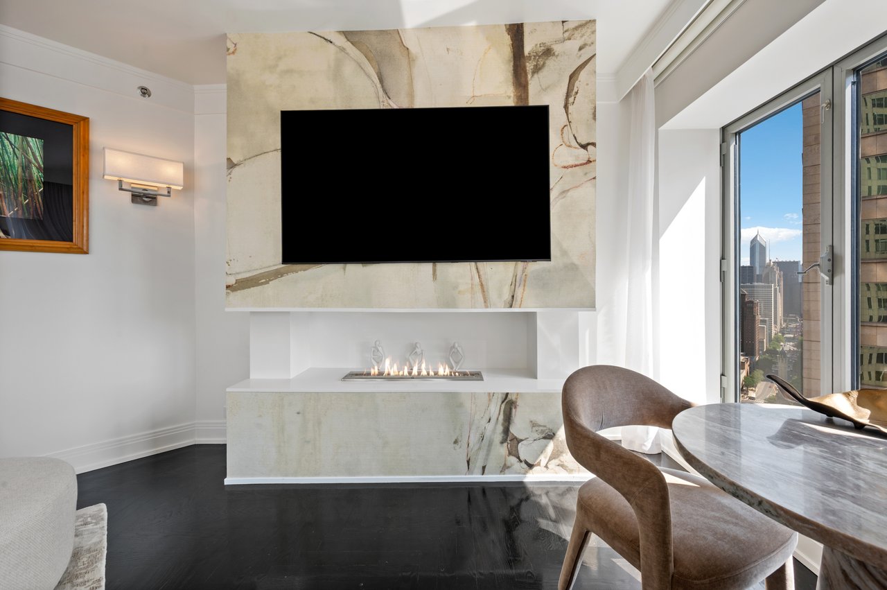 950 N Michigan Ave #2704