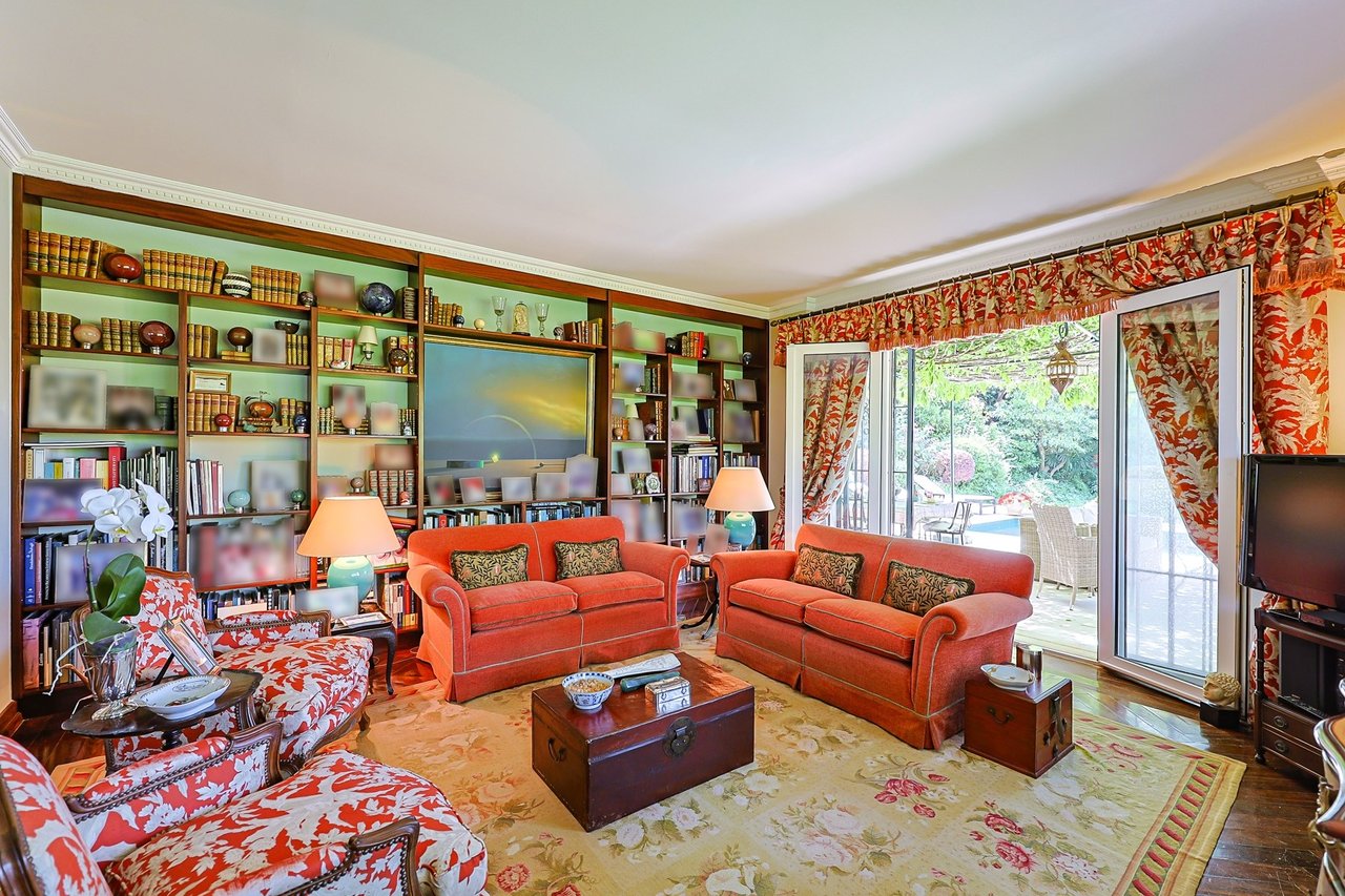 Elegant 10-Bedroom Villa with Sea Views in the Heart of Estoril