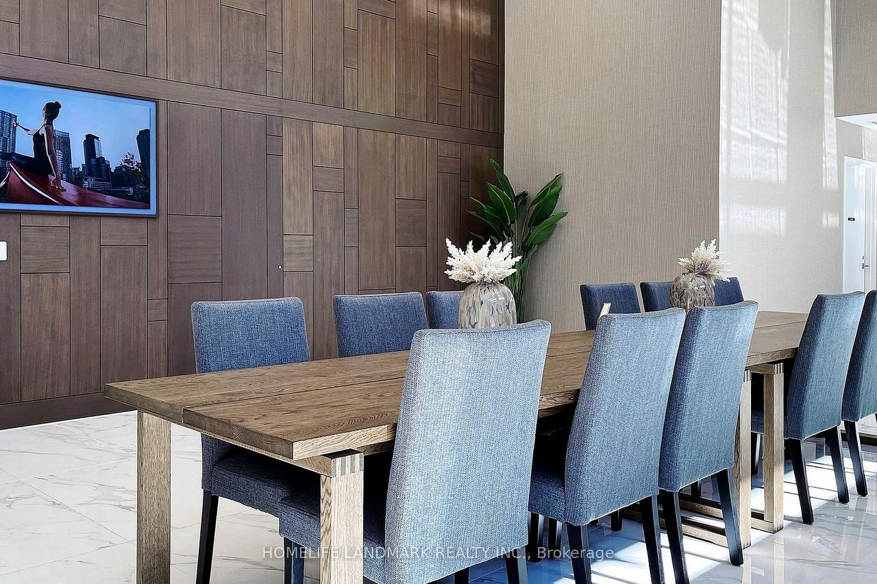 NORTH YORK'S PRESTIGIOUS COMMUNITY PENTHOUSE