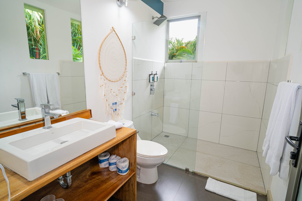 22 Unit Tropical Boutique Hotel steps from Manuel Antonio Park & Beach