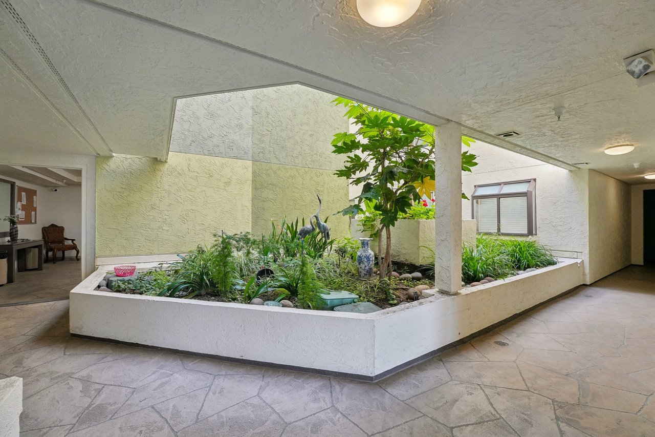 875 La Playa St