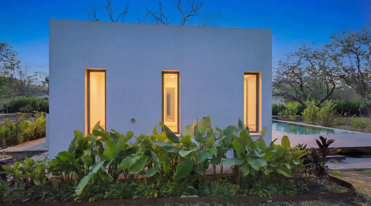 SANTA FE MODERN HOME IN CATALINA COVE | 5,410 M² LOT NEAR BEACHES