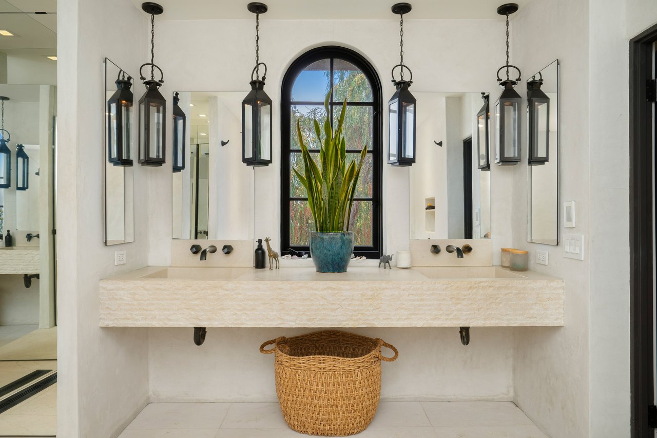 7939 Hillside Ave, Hollywood Hills