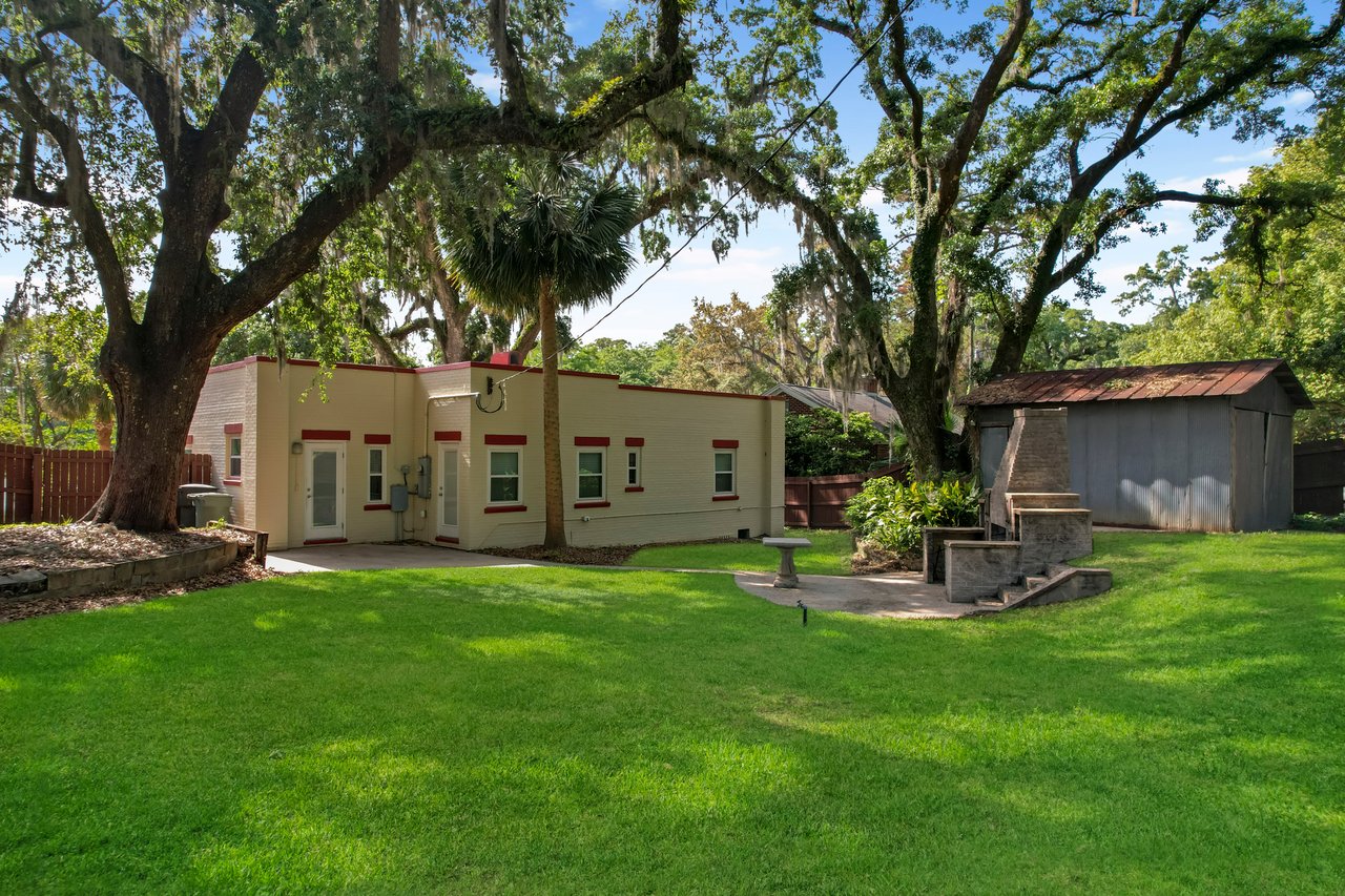fenced back yard at 1647 Lake Ella Drive in Tallahassee Florida Home for Rent
