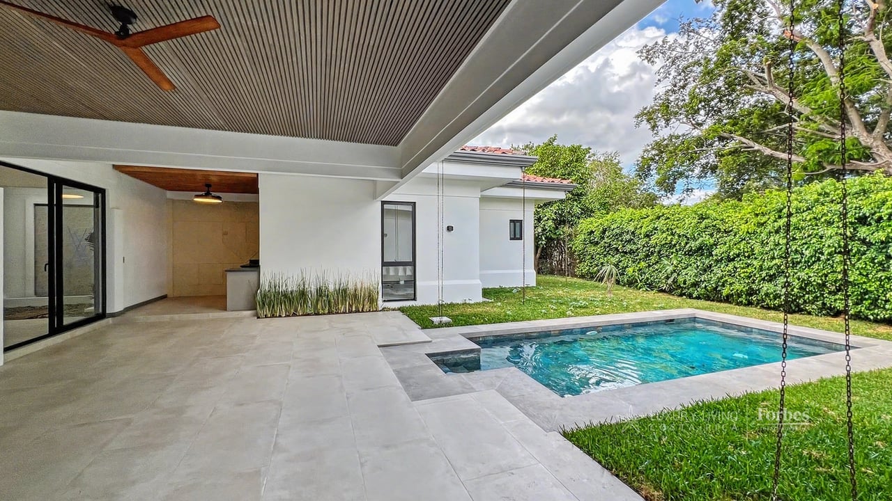 21468 - Remodeled 1-level house, 4 bedrooms, pool, terrace and garden