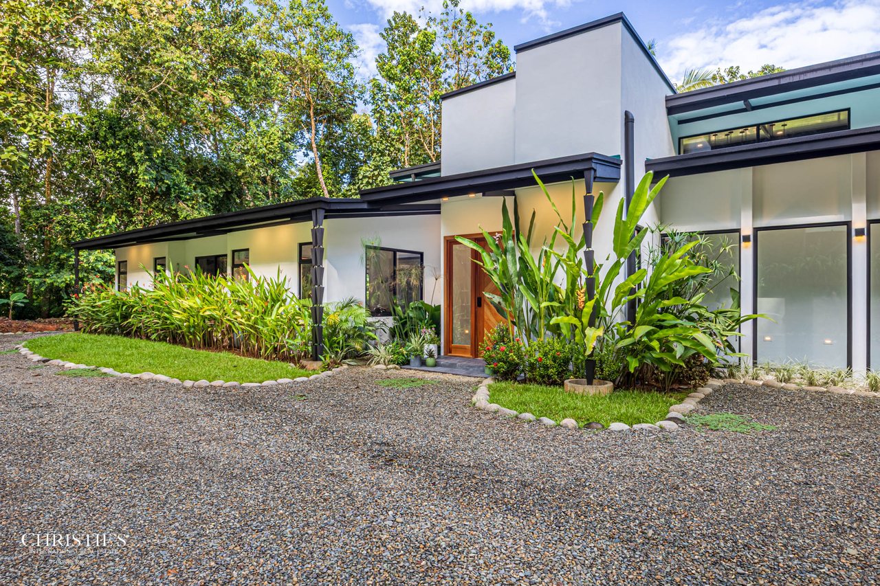 Contemporary Mountain View Villa – 10 Minutes to Playa Dominical