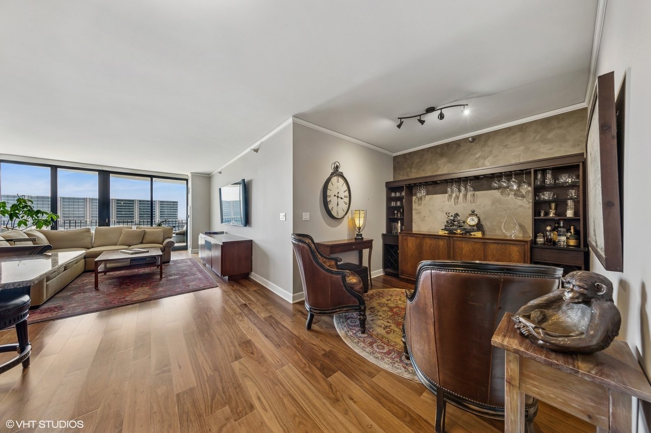 225 N Columbus Dr 7408