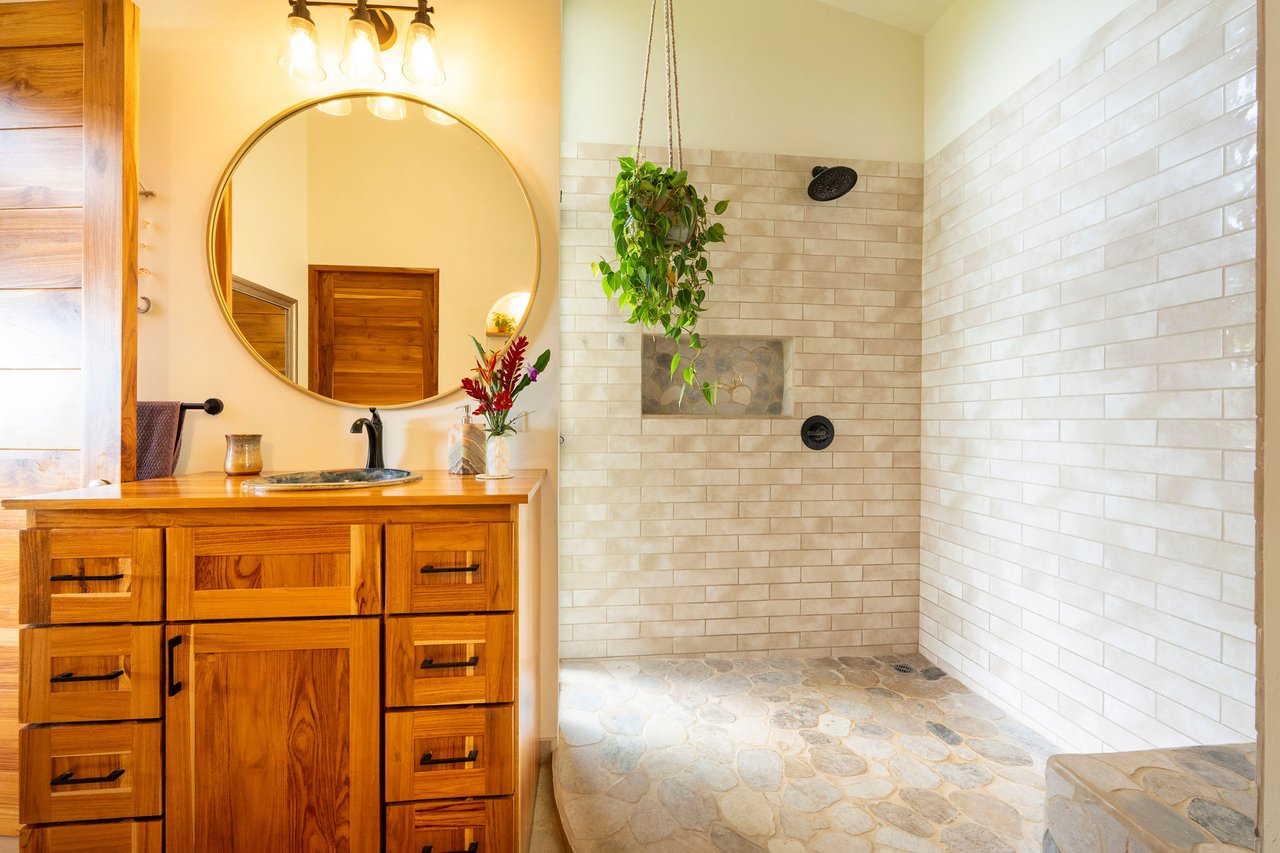 NEW PRIVATE MOUNTAIN HOME WITH OCEAN VIEWS ABOVE LAGUNAS