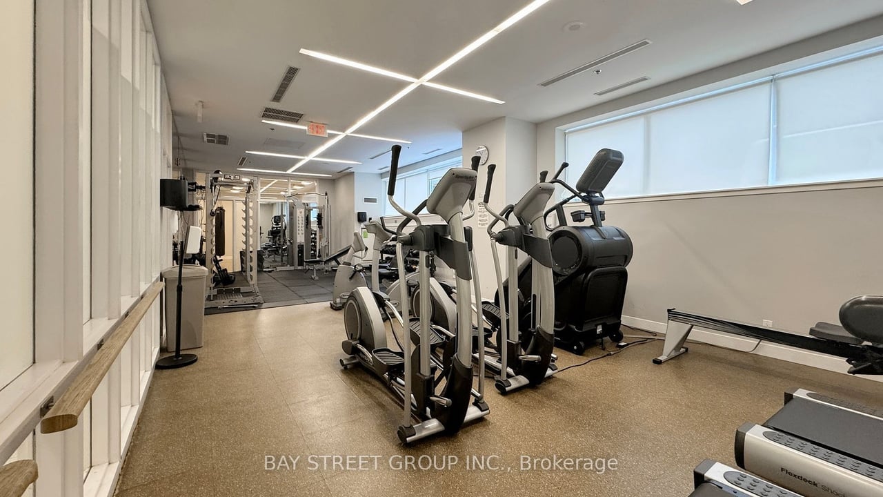 STUNNING SUNNY PENTHOUSE