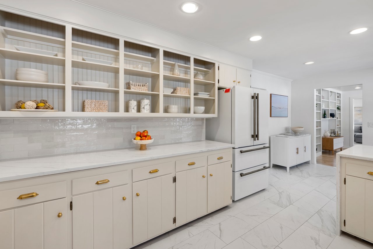 Renovated kitchen at 7 Shaw Drive Simsbury CT with quartz countertops and new appliances