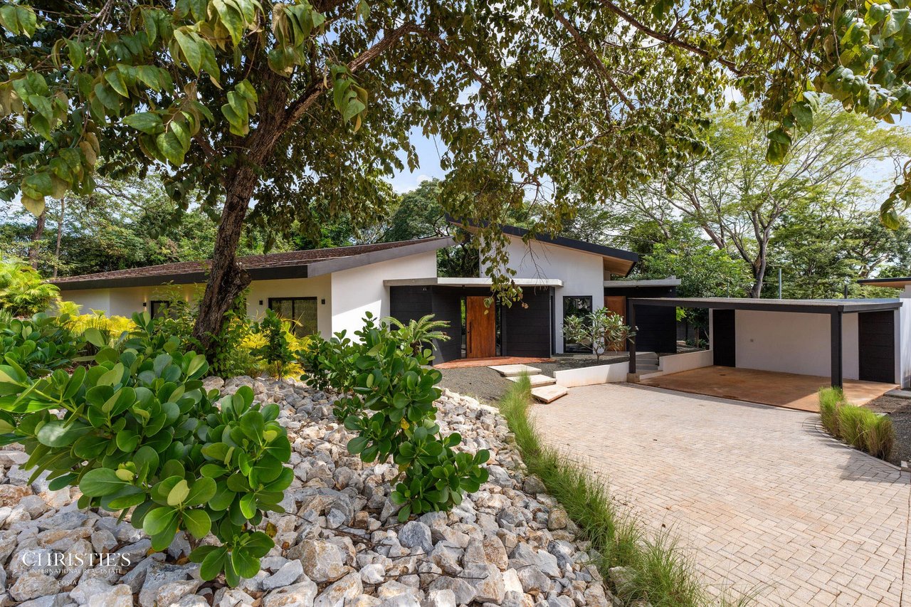 Casa Lola – Contemporary Beachside Oasis in Playa Grande