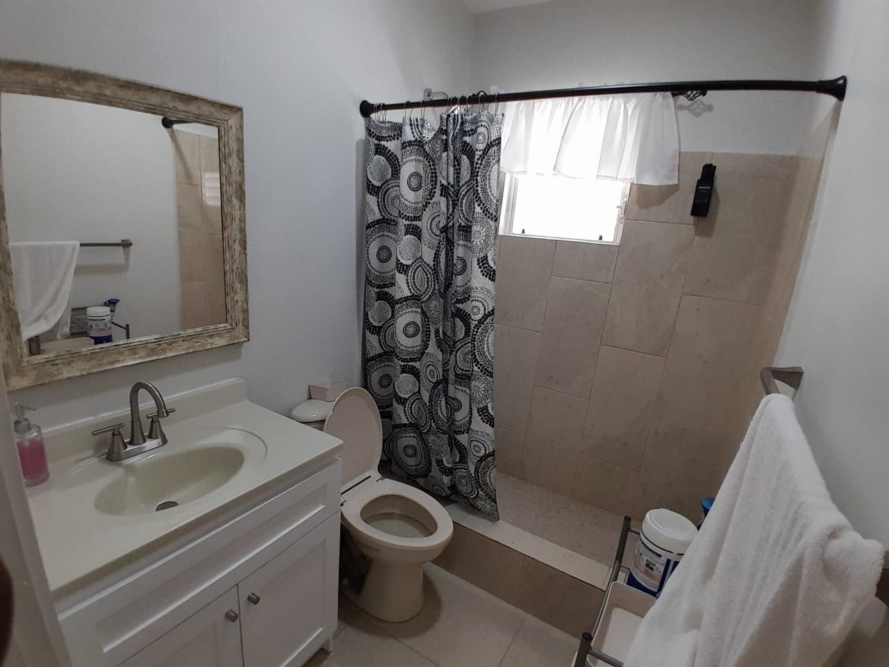 Suburban Comfort 2 bed 1 bath apartment