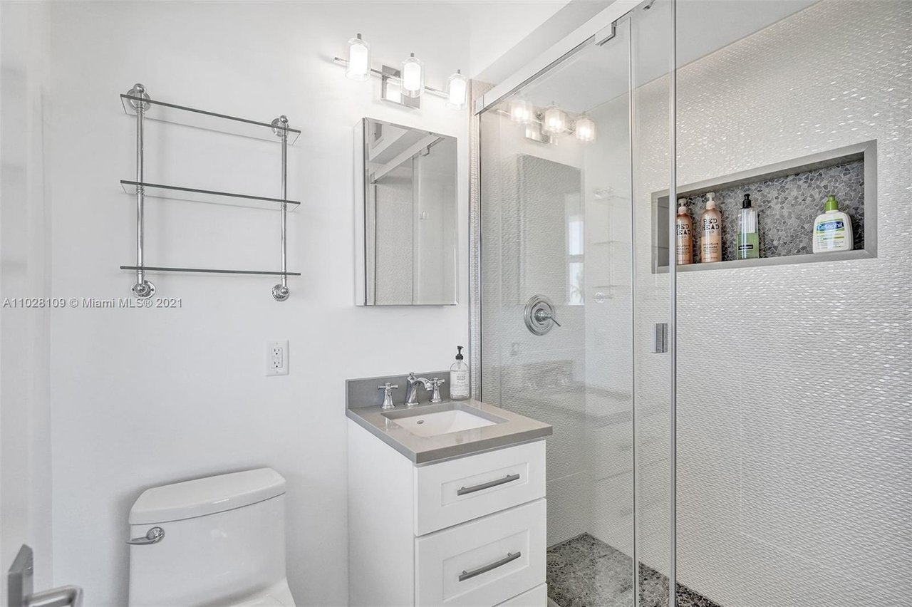 1221 Hillsboro Mile APT 17C