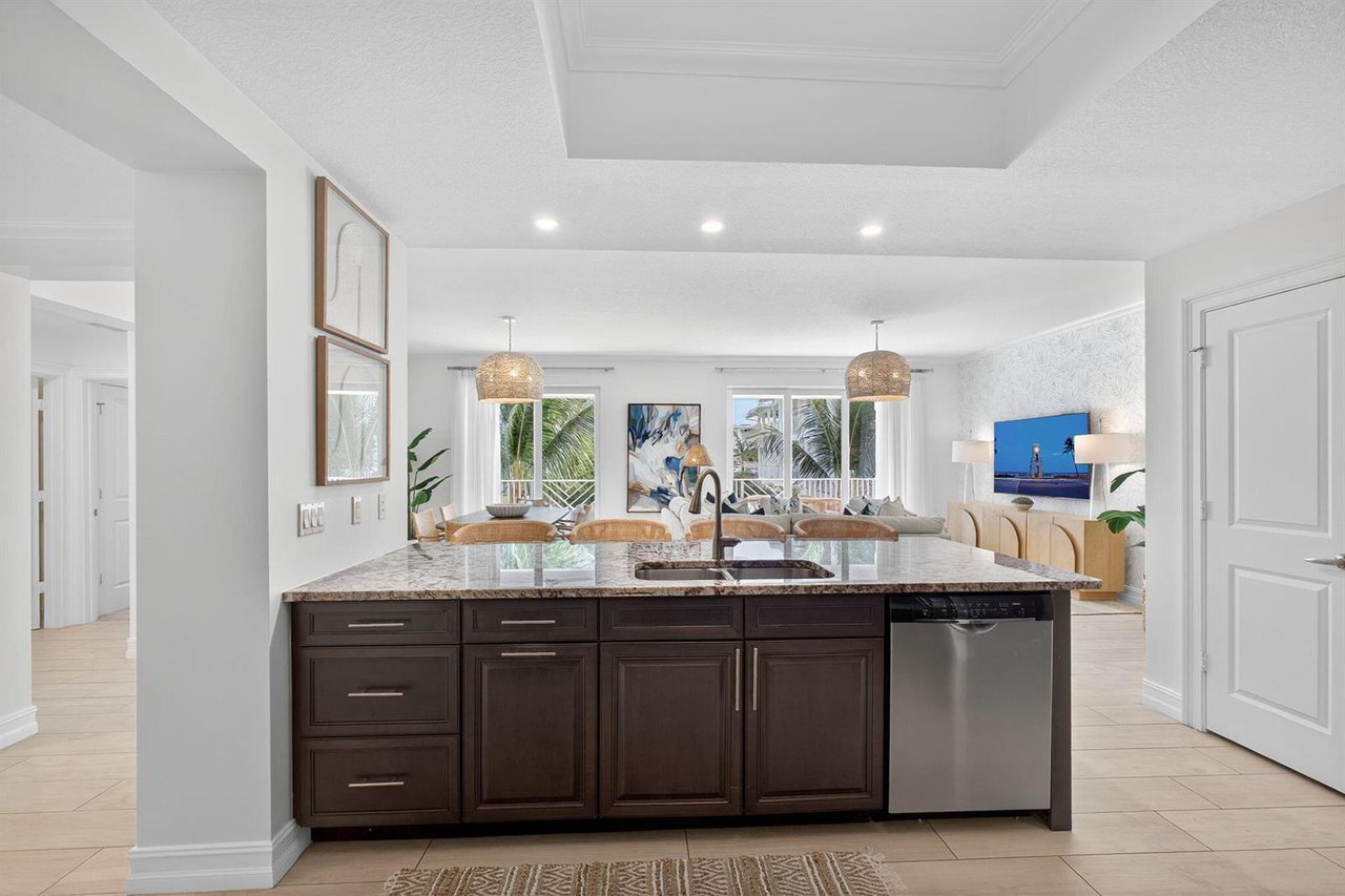 833 Bay Colony Drive S