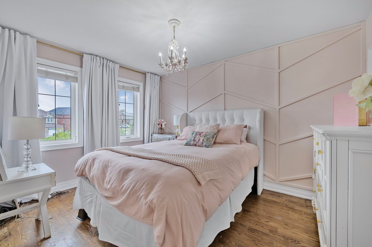 918 Best Circle, Newmarket