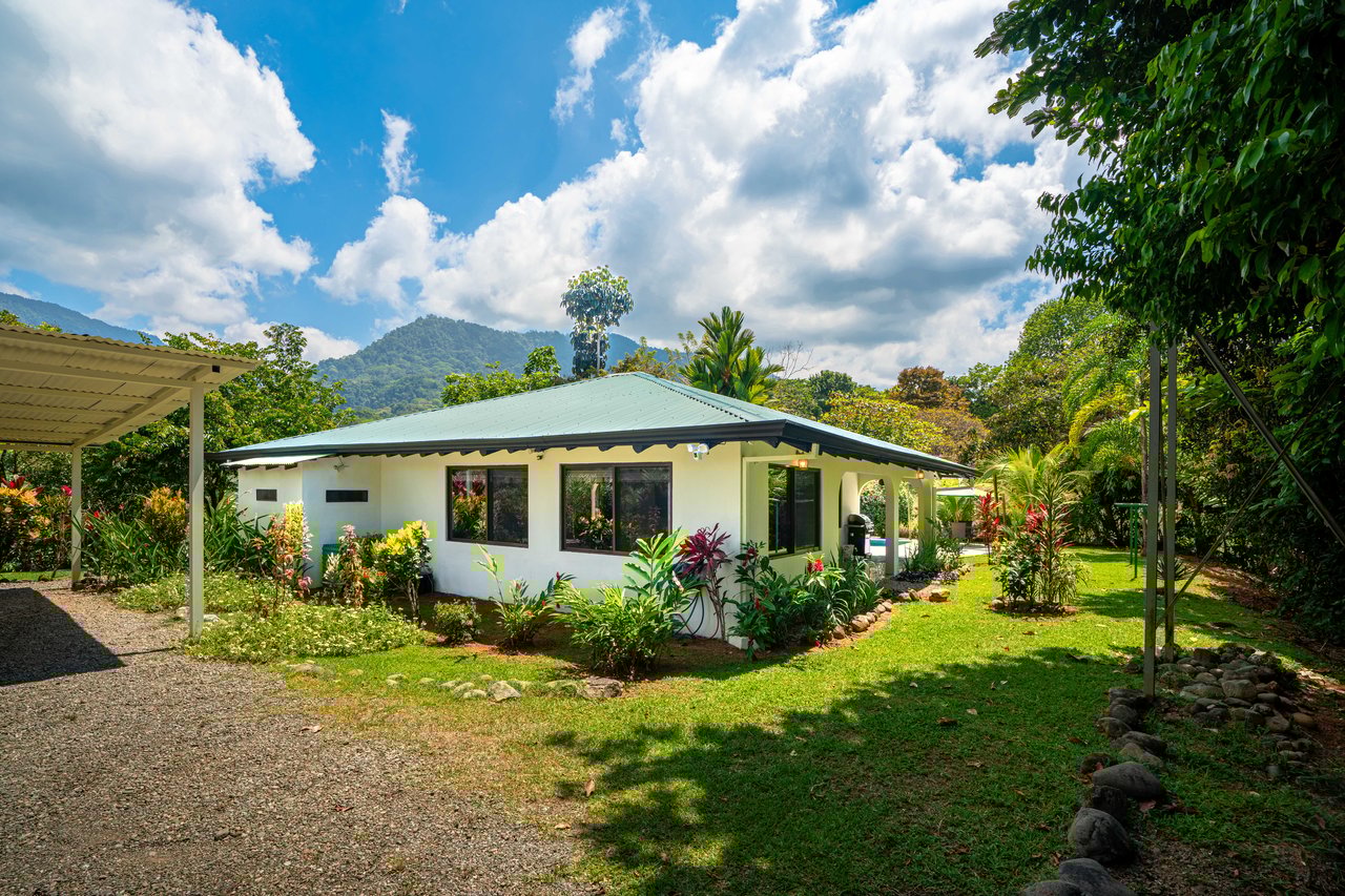 Beautiful Casa Tucán Escape, Tres Rios,  Gorgeous Mountain View with Room to Build!