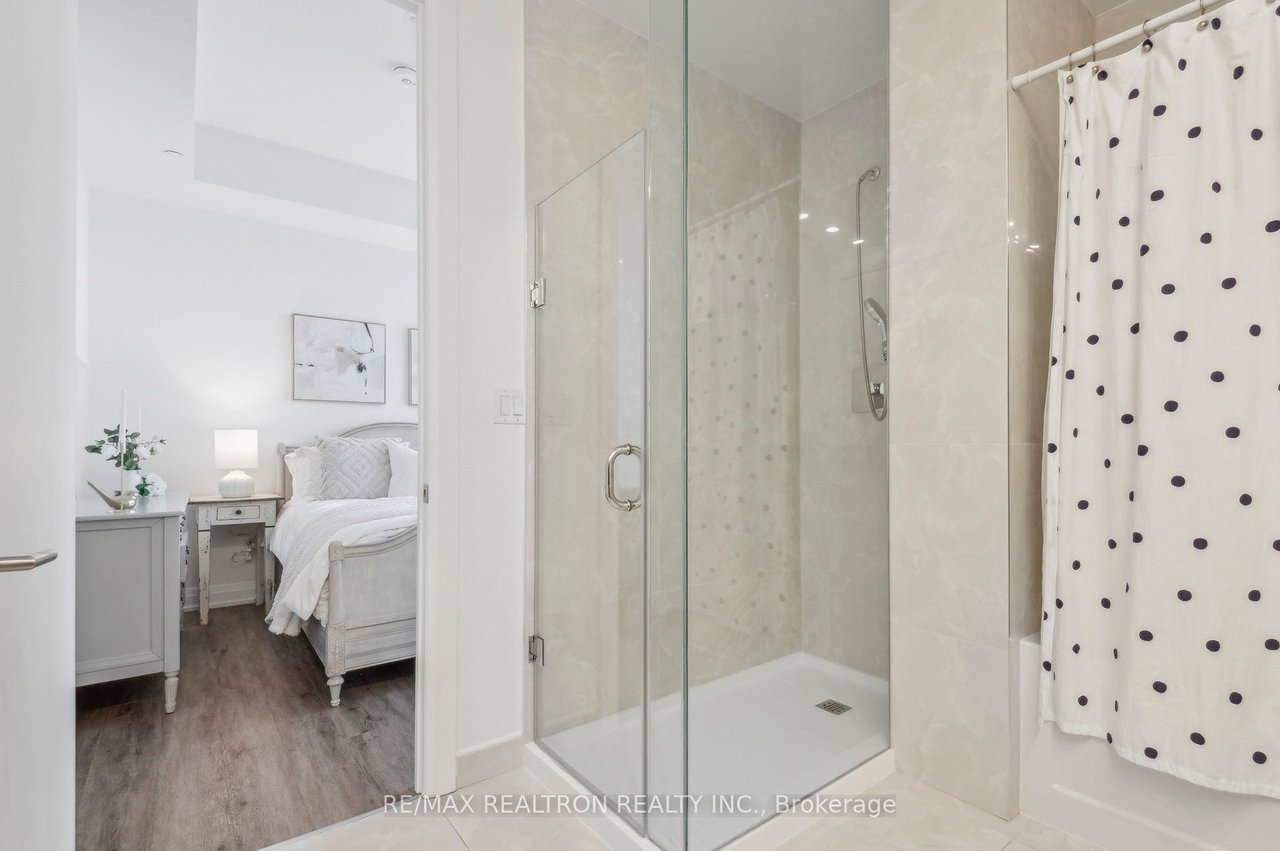 STUNNING, AIRY PENTHOUSE