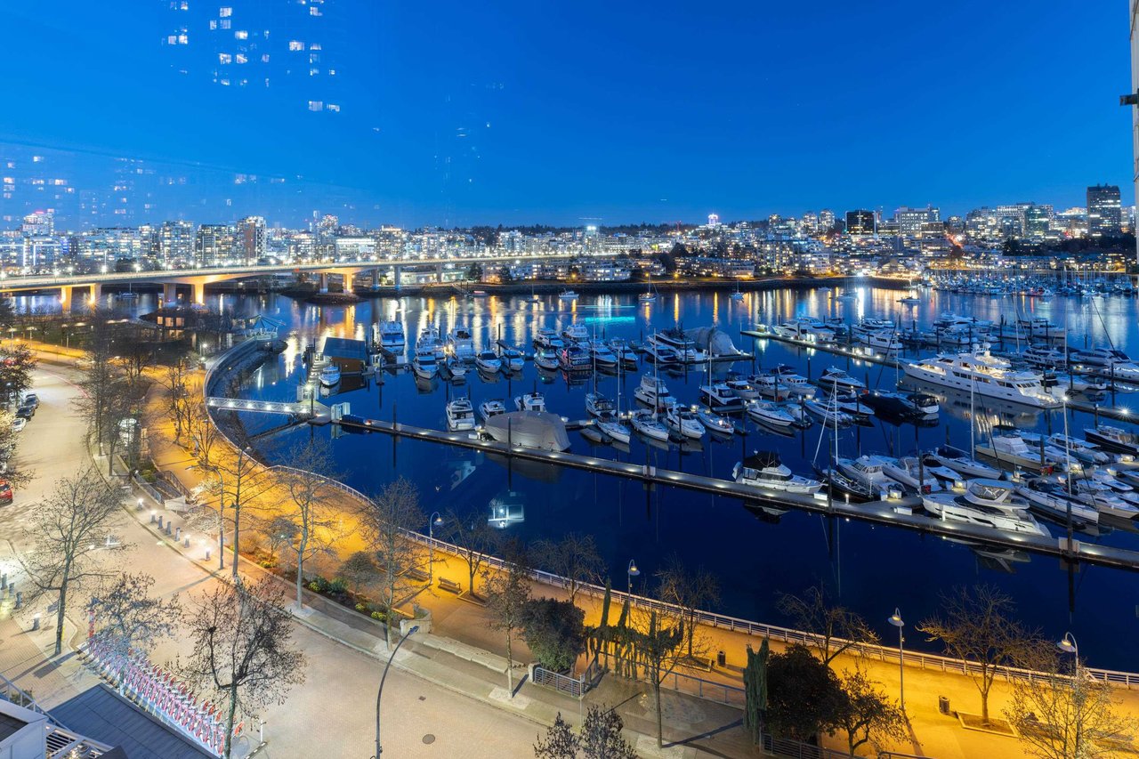 1003-1099 Marinaside Cres