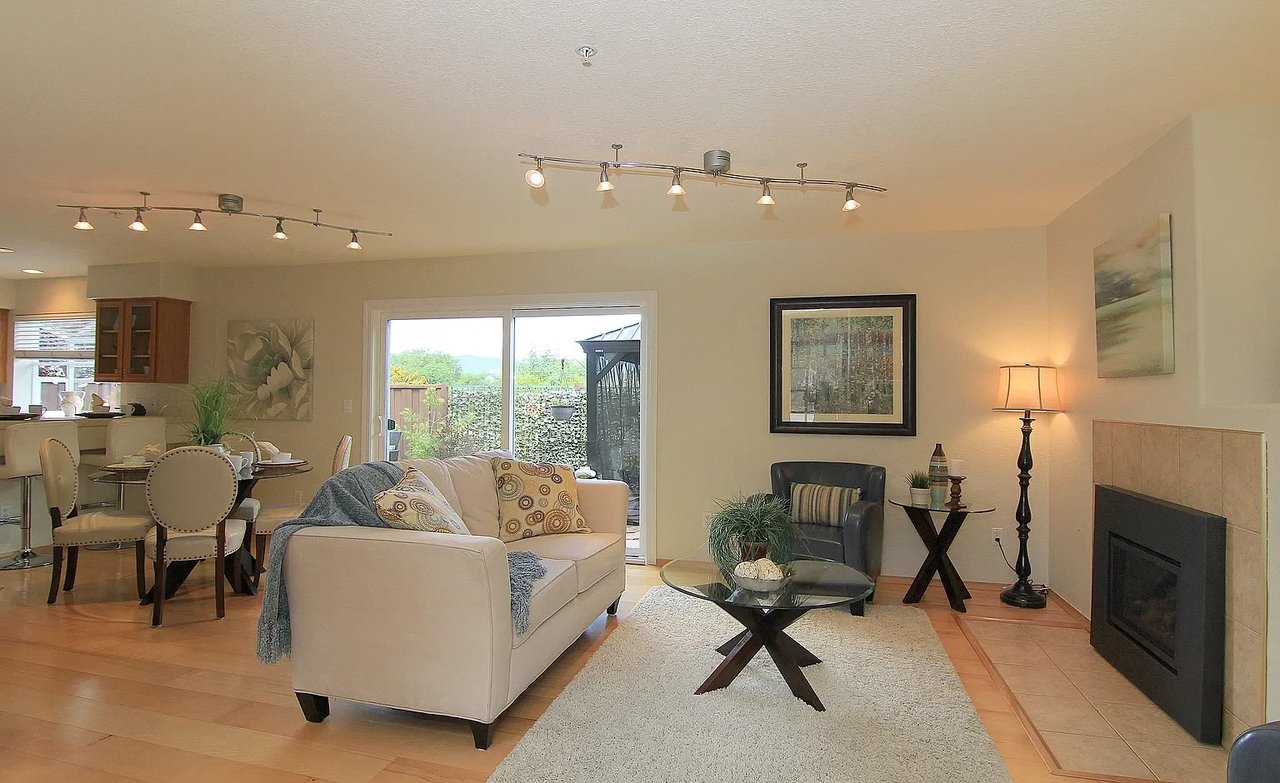 905 Coast Range Dr