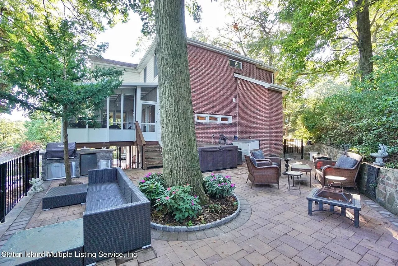 37 Holsman Rd