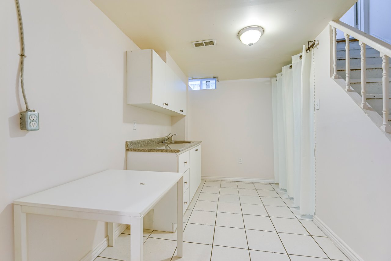3042 Patrick Cres