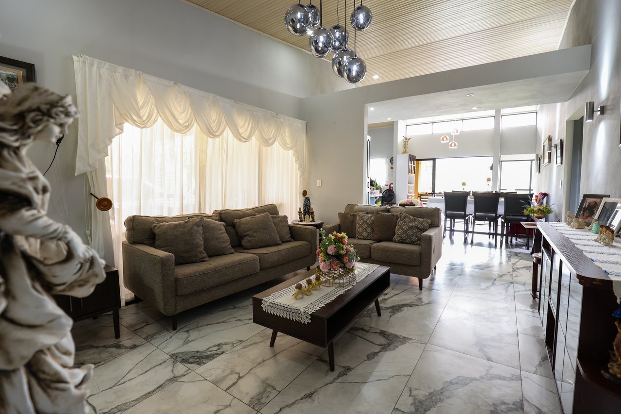 5-BEDROOM CHIRRIPO MOUNTAIN VIEW HOME WITH EASY ACCESS, PREMIUM FINISHES, FRUIT TREES AND LANSCAPED – 0.22 ACRES