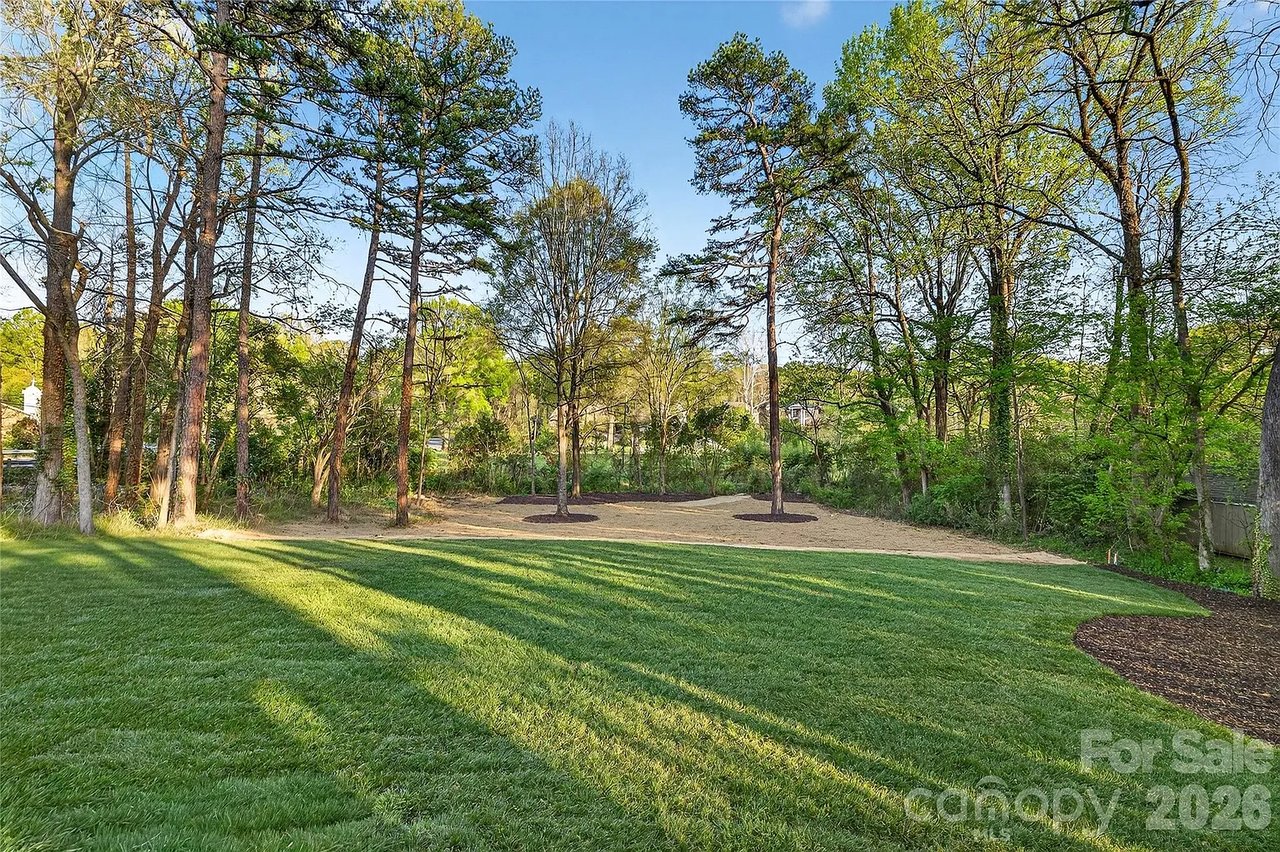 1209 Meadowood Ln