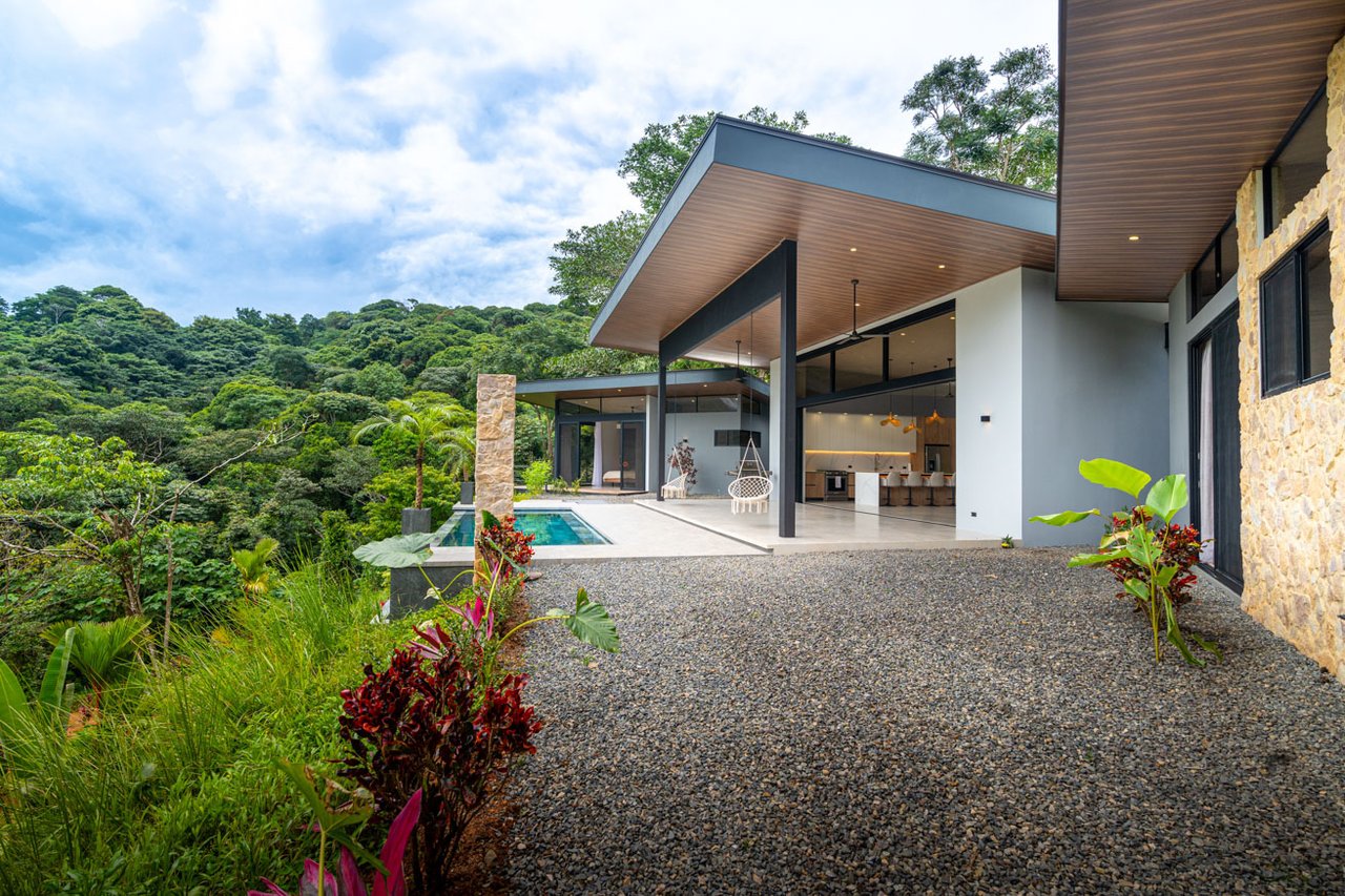 Ojochal Modern Jungle Home with Infinity Pool & Mountain Views