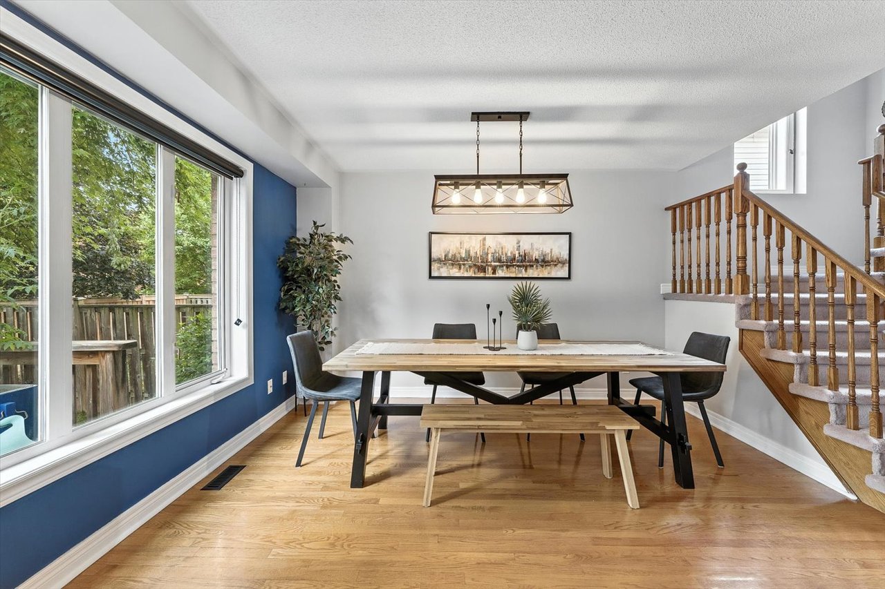 151 Mowat Cres