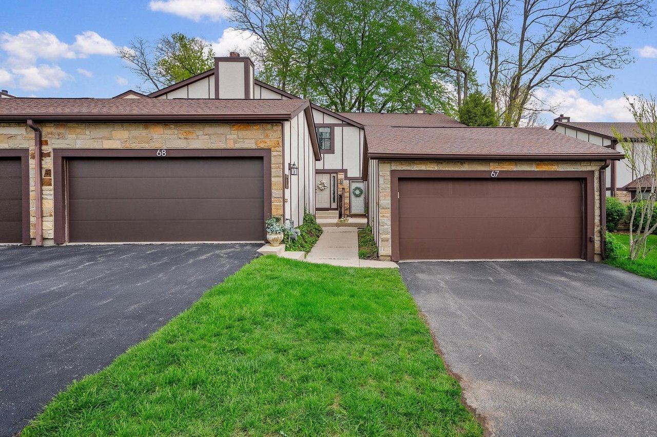 67 White Oak Circle, St. Charles IL – End Unit Townhome in The Oaks Near Downtown & Fox River