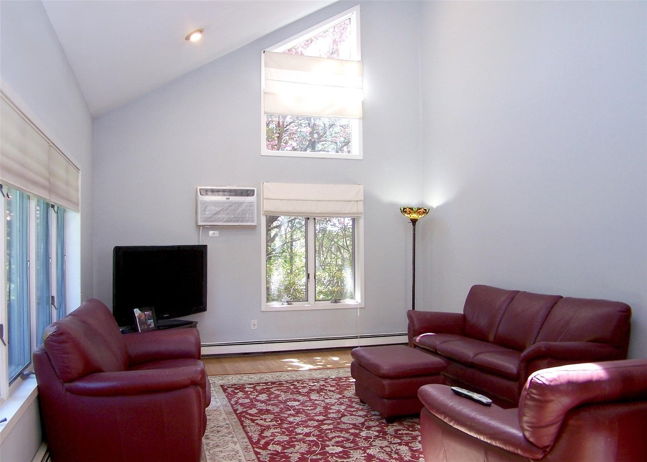 220 Bellport Ave