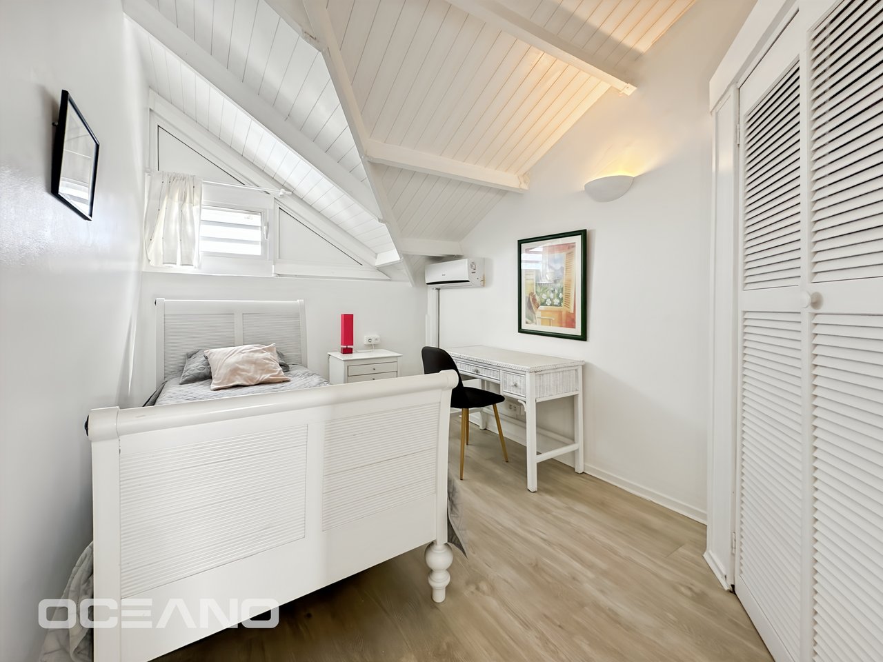 2 bedrooms with a sea view