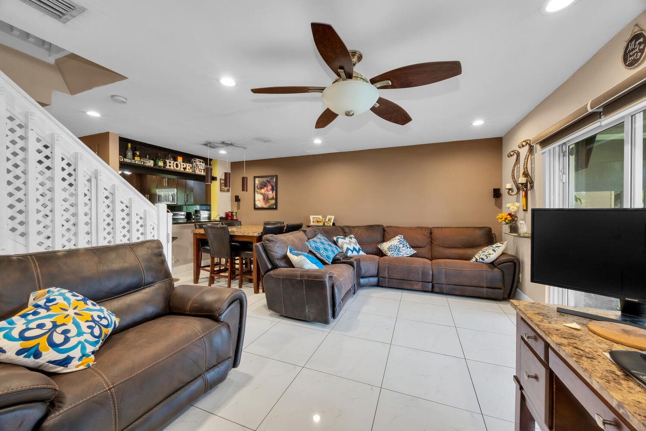 Lakefront Townhouse in Pembroke Pines