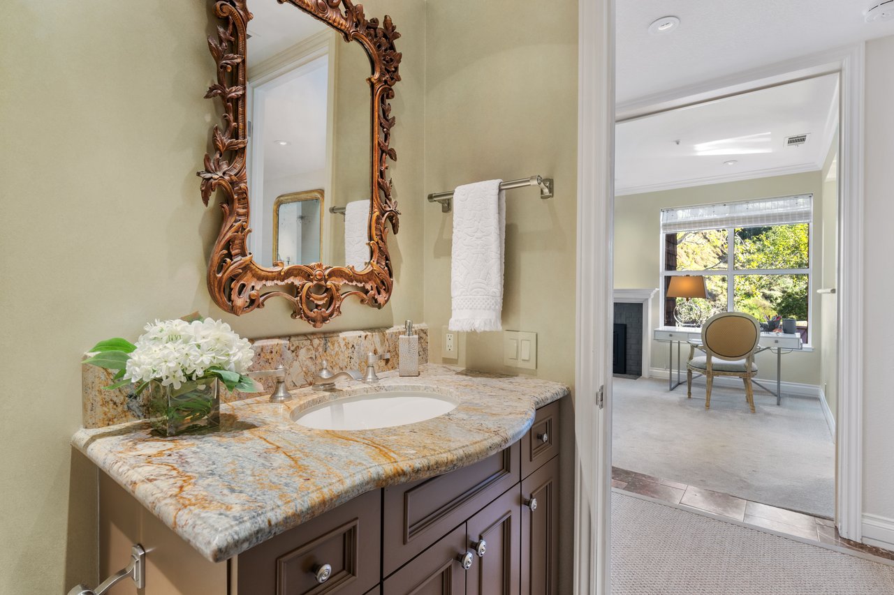 Luxurious End Unit in Point Tiburon