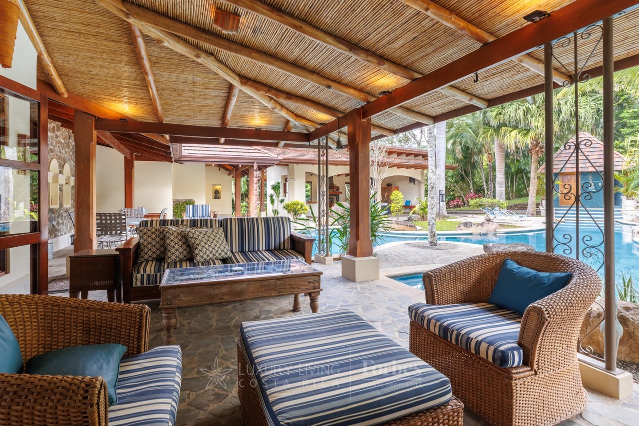 20875 - Villa Plumeria: Atenas, 3.8 Ha with Pool, Coffee Plantation & Views